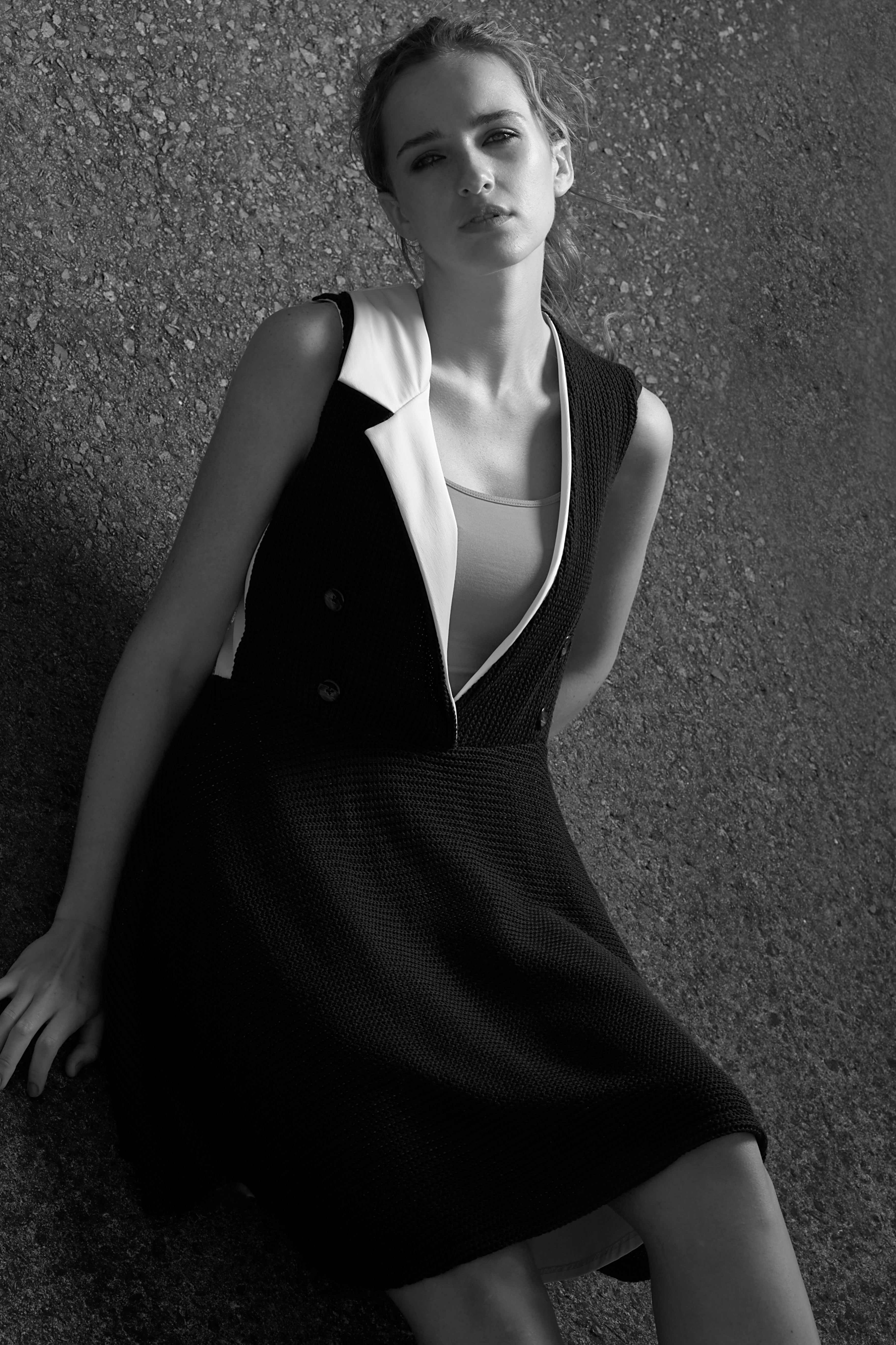 SLEEVELESS NOTCHED COLLAR DRESS