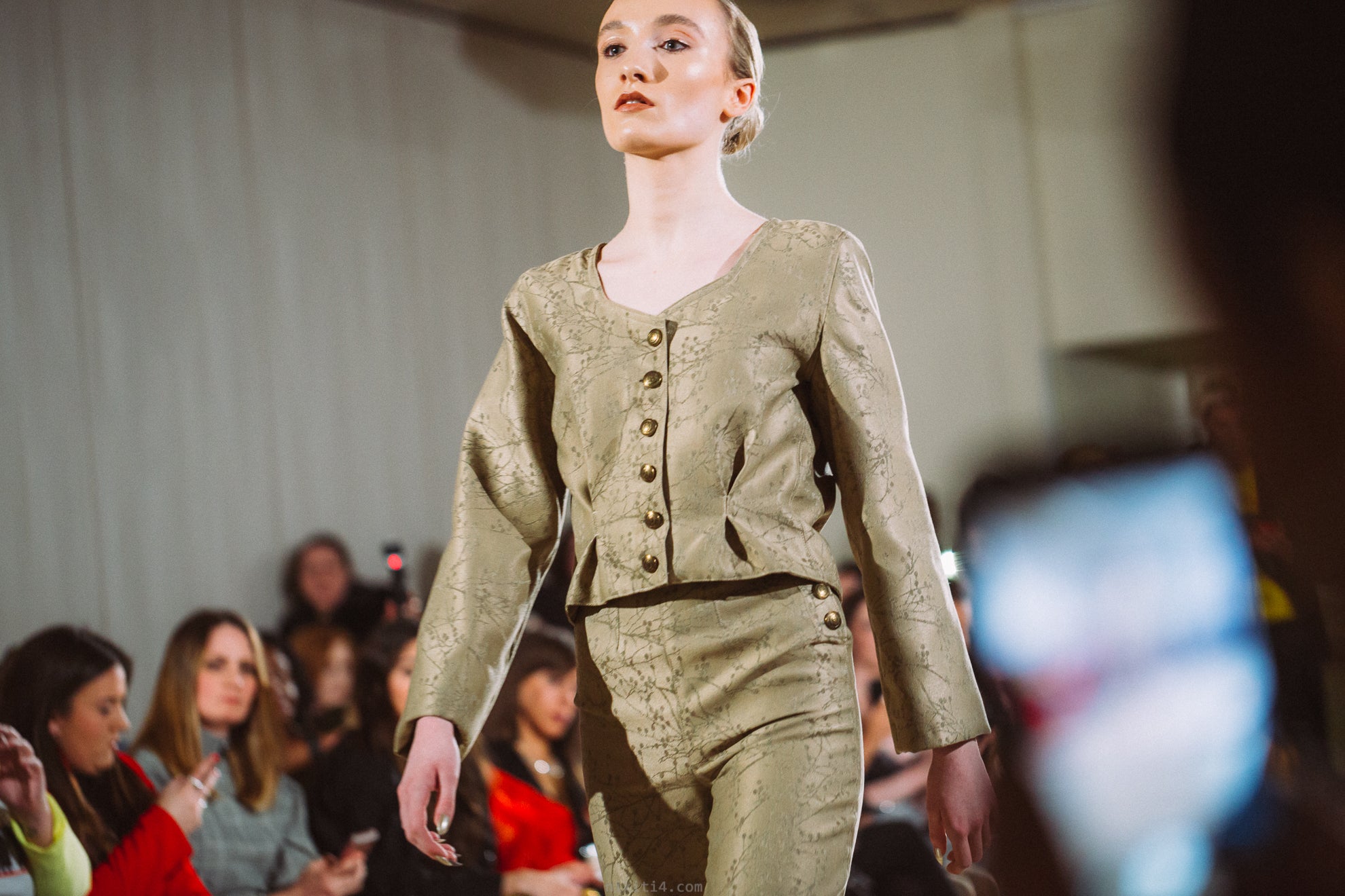 ELEGANT BUSINESS SUIT