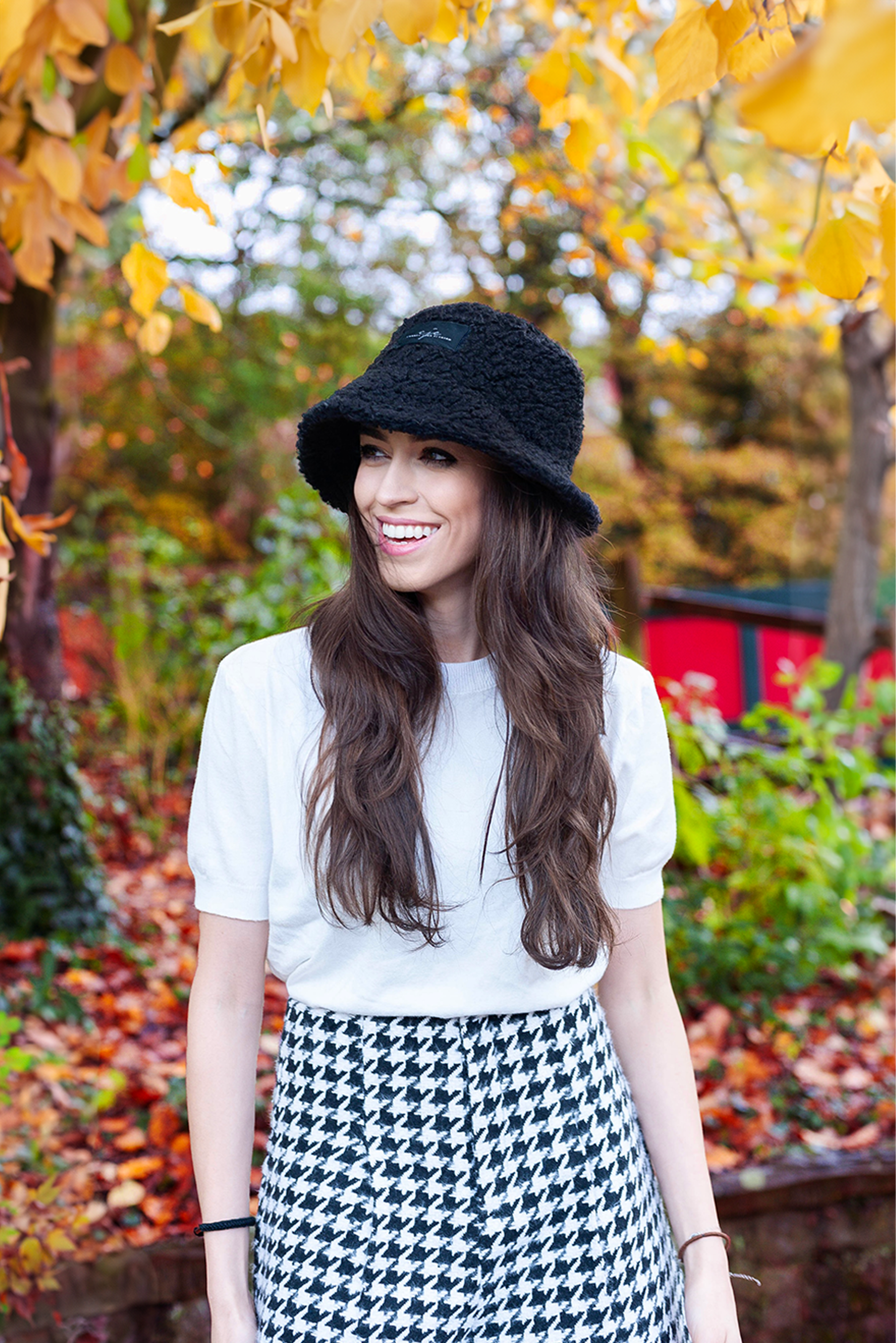 BLACK BOUCLÉ BUCKET HAT